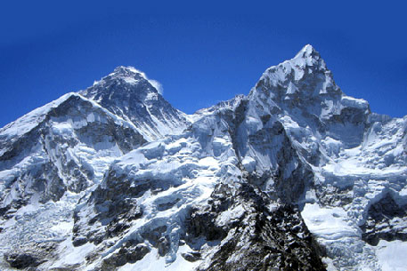 При спуске с Эвереста погиб британский альпинист