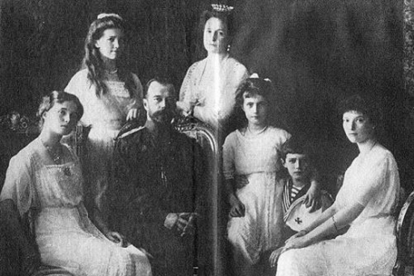 Мебельная группа семьи Романовых снята с аукциона
