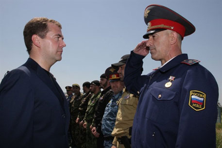 Медведев решил переименовать милицию в полицию