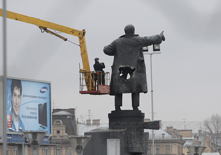В Украине сожгли памятник Ленину 