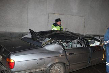 На севере Москвы автомобиль BMW упал с моста на эстакаду