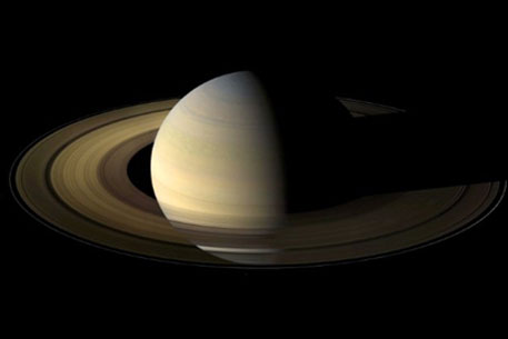Зонд "Кассини" сфотографировал молнию на Сатурне