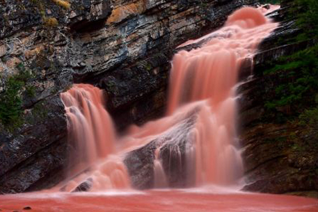 После дождя река в Канаде окрасилась в красный цвет