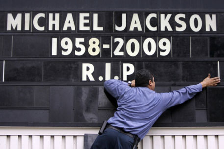Полиция Лос-Анджелеса усилила охрану в годовщину смерти Джексона