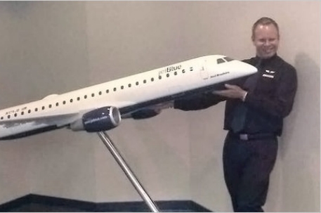 В аэропорту Нью-Йорка стюард покинул самолет через аварийный выход