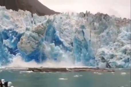 ВИДЕО: На Аляске глыба льда едва не похоронила под собой яхту с туристами