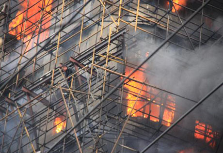 В загоревшемся небоскребе в Китае погибли 42 человека