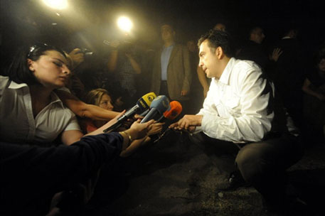 В Саакашвили во время интервью кинули ботинком