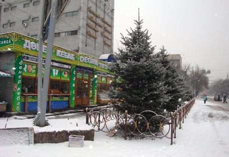 Власти Алматы наведут порядок в районе Зеленого базара