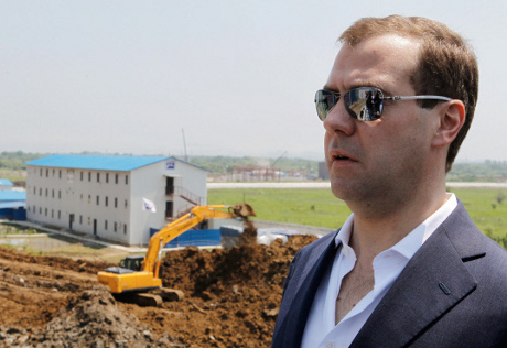 Медведев пообещал посадить не чистых на руку подопечных Сердюкова