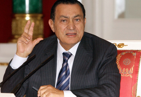 Мубарака доставят в Каир для допроса