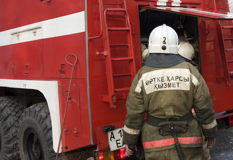 Пожар в здании "Казахстан темір жолы" в Семее тушили 14 часов