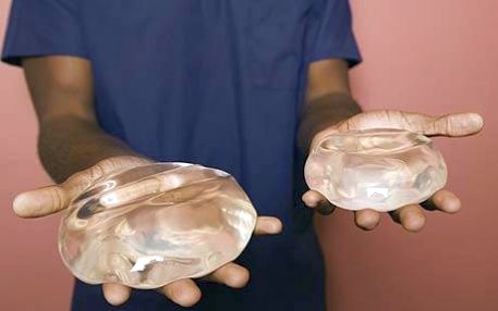 Во Франции заменят силикон в грудях тысяч женщин
