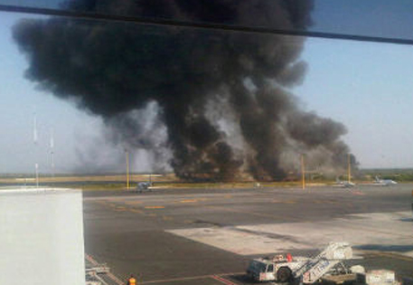 В аэропорту на севере Мексики разбился грузовой самолет