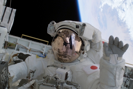 Японский астронавт заснял вхождение шаттла "Индевор" в атмосферу  