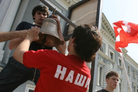 "Наши" пикетировали посольство Латвии в Москве