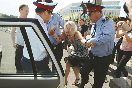 Замредактора газеты "Взгляд" оштрафовали за незаконную акцию протеста
