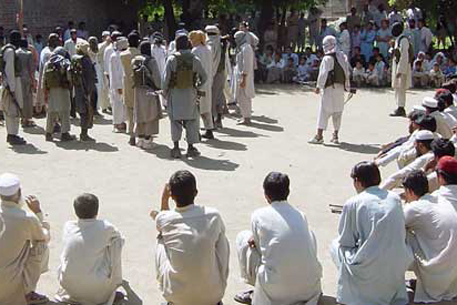 Талибы в Пакистане публично выпороли 65 наркоторговцев 