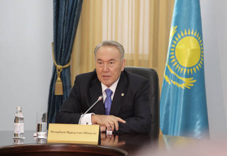 Нурсултан Назарбаев аккуратно записал замечания экзаменаторов