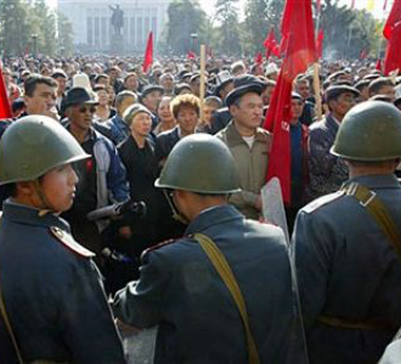 В Бишкеке офицеры спецназа пикетируют парламент
