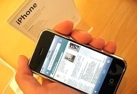 Motorola позлорадствовала над проблемой приема сигнала у iPhone 4