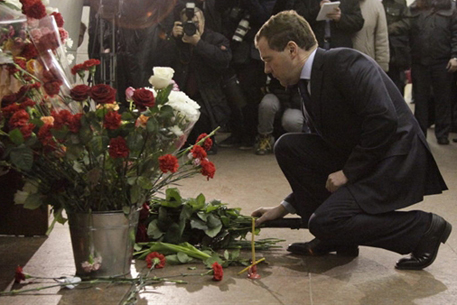 Медведев возложил цветы на станции метро "Лубянка"