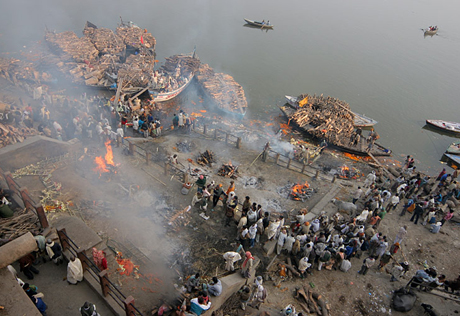 При взрыве около храма в Индии пострадали 20 человек