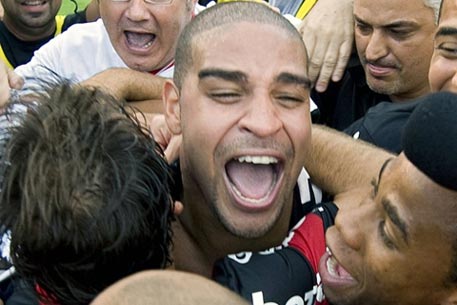 Экс-форварда "Интера" Адриану признали лучшим в чемпионате Бразилии