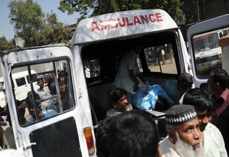 При столкновении автобуса и поезда в Индии погибли 30 человек