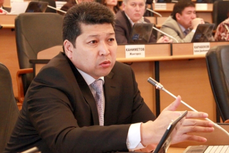 Парламентарии обязали киргизов петь государственный гимн