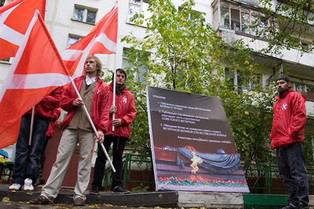 "Наши" объявили 22 октября днем пикетирования дома журналиста Подрабинека