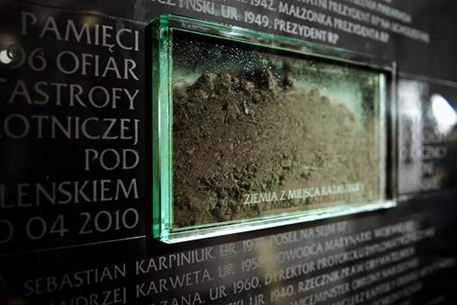 Коморовский открыл памятную доску в честь погибших под Смоленском