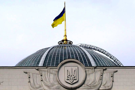 Спикера парламента Украины забросали яйцами из-за договора по ЧФ