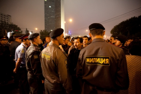 В Бишкеке и Оше начались митинги против ввода полицейских ОБСЕ