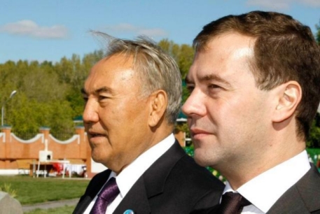 Назарбаев и Медведев создадут Таможенный союз через месяц
