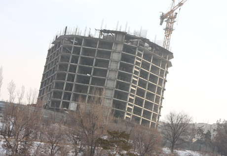 В Астане сразу трое рабочих упали с высоты строящегося многоэтажного дома