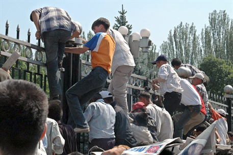 В Бишкеке у посольства Белоруссии устроили пикет