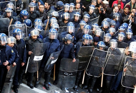 В Алжире полиция сорвала акцию протеста оппозиции