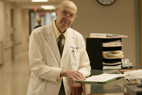 Самым старым врачом в мире признали 100-летнего американца