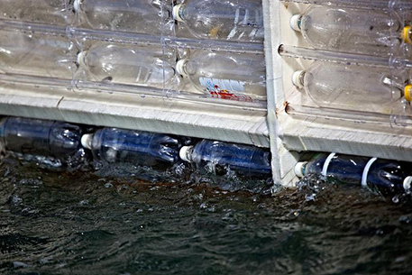 Экологи отправили в плавание корабль из 12 тысяч пластиковых бутылок 