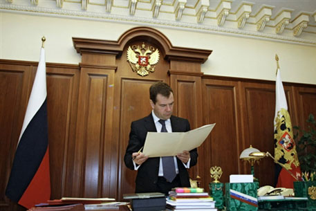 Послание Медведева парламенту напишут вне Кремля