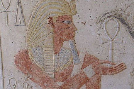 В Египте археологи нашли гигантскую голову Аменхотепа III