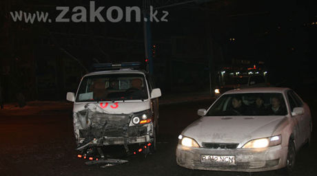 ФОТО: В Алматы скорая помощь с тяжелобольным ребенком попала в аварию