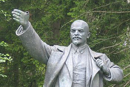 В Подмосковье разрушили памятник Ленину