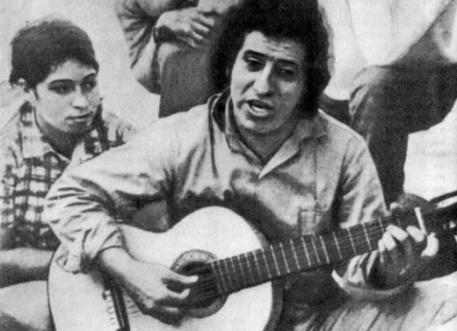 Останки певца Виктора Хара эксгумировали в Чили