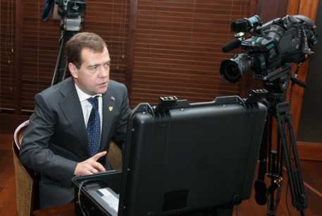 Медведев распорядился проверить все военные объекты