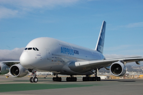 Из-за отказа двигателя аэробус A380 вернулся в Париж