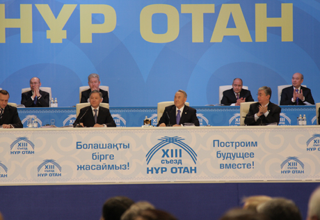 "Нур Отан" единогласно выдвинула кандидатуру Назарбаева для участия в выборах