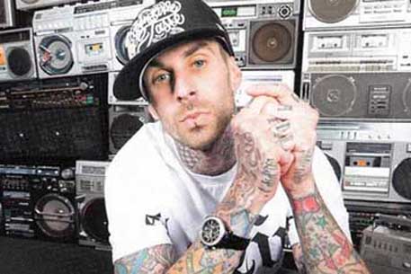 Барабанщик Blink-182 подал в суд на авиапроизводителя