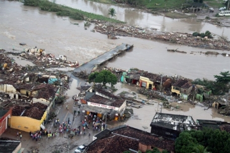 Армия доставила помощь в пострадавшие от наводнения штаты Бразилии